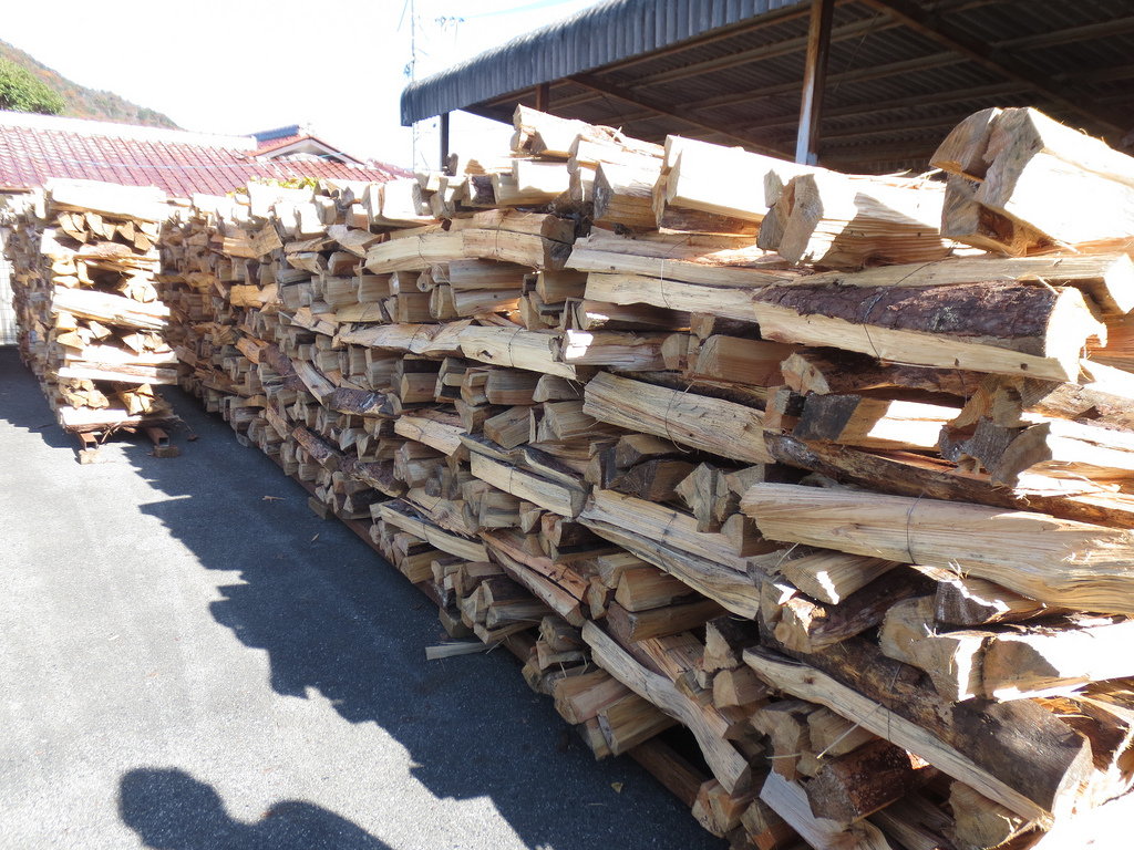 wood for bizen-yaki (photo: MasamiToku/flickr)